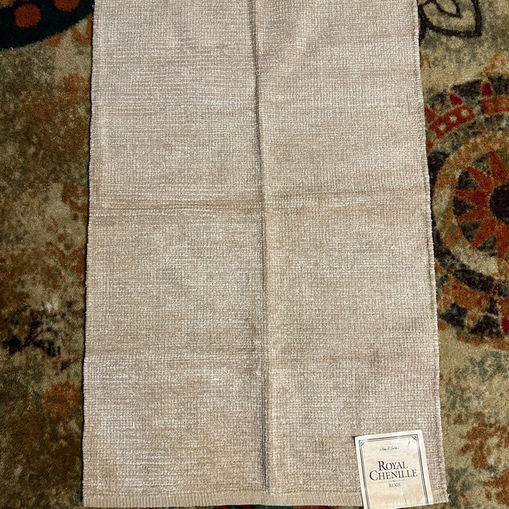NWT Royal Chenille tan rug 27’x 42’
